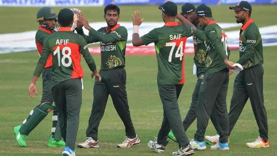 shakib al hasan kneeling